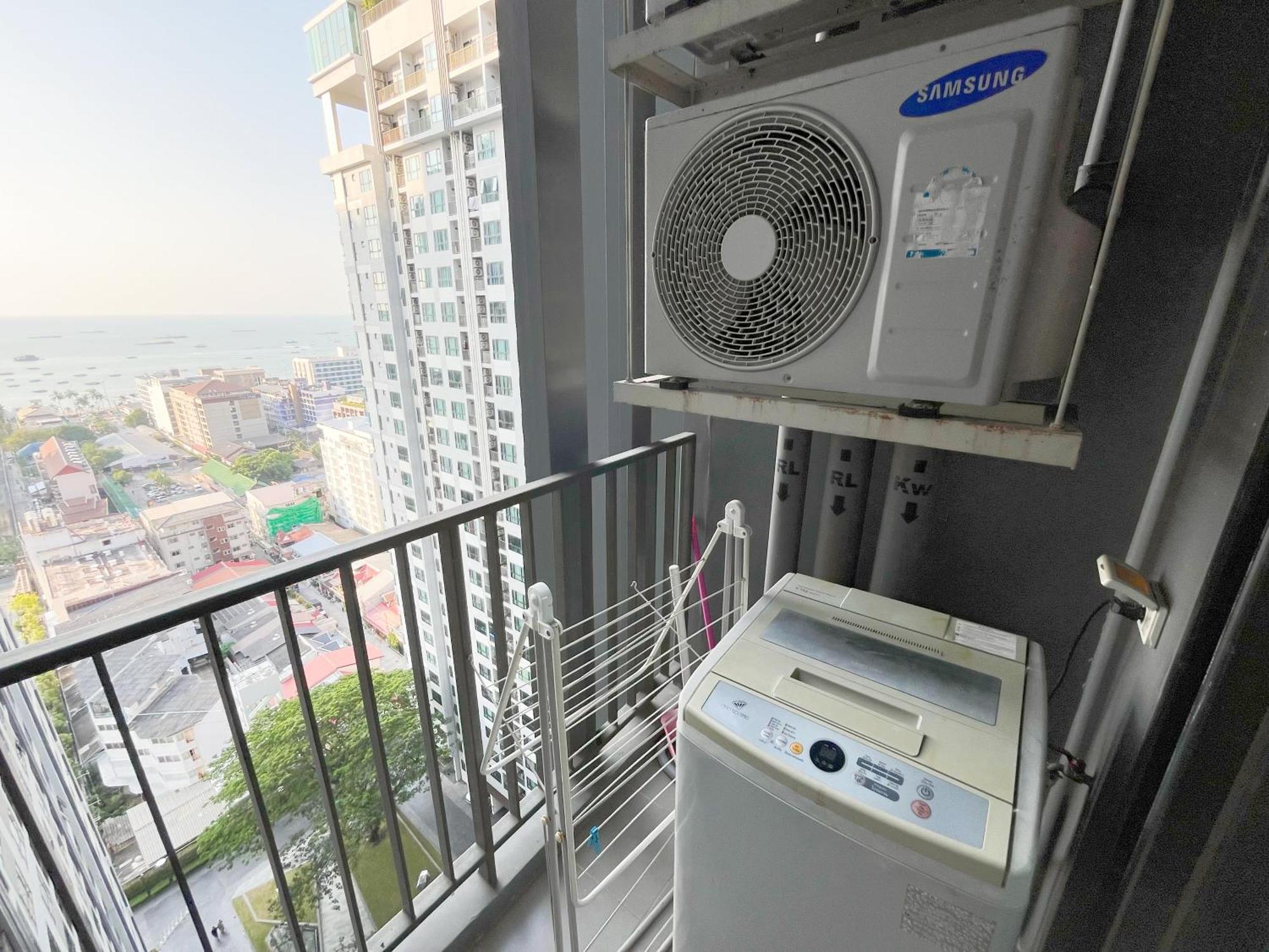 The Base Prime Apartment Pattaya Bagian luar foto