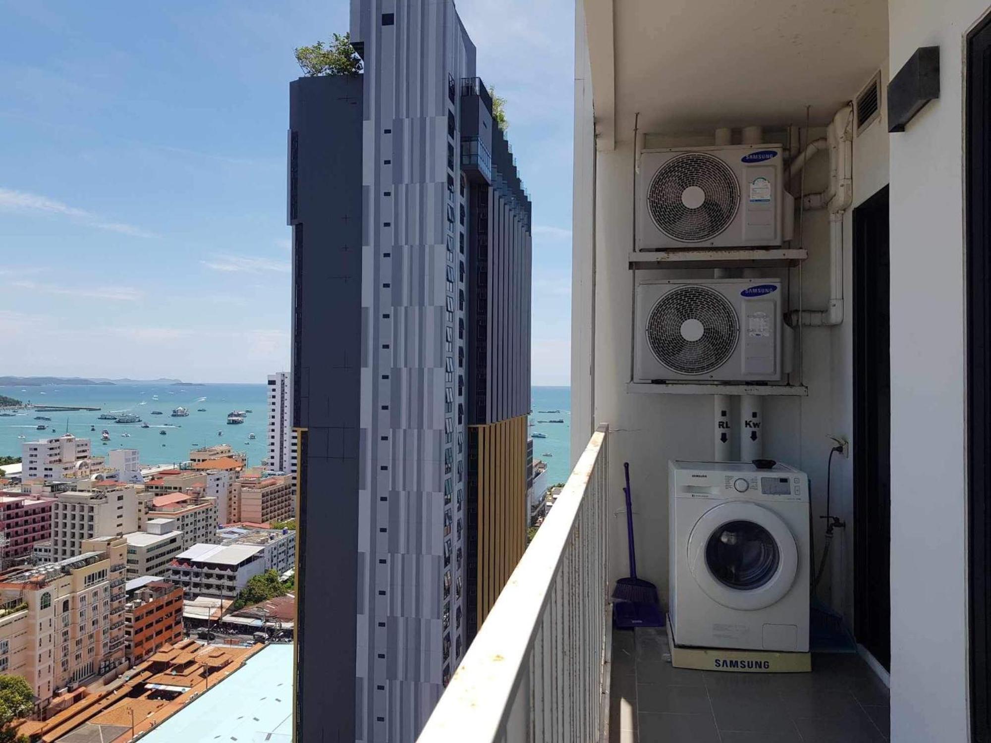 The Base Prime Apartment Pattaya Bagian luar foto